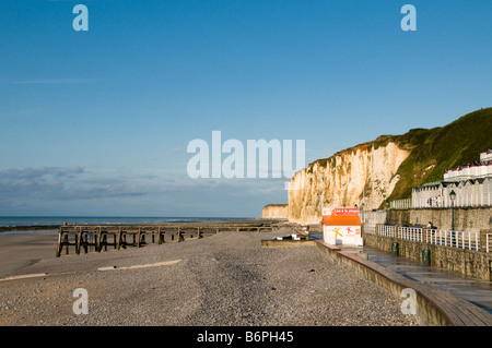 Strandpromenade von Veules Les Roses, Seine-Maritime, Frankreich Stockfoto