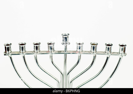 Silber Hanukkah Menorah auf weißem Hintergrund Stockfoto