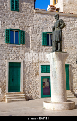 Die Statue von Jurai Dalmatinek außerhalb der Kathedrale von St James in Sibenik Kroatien Stockfoto