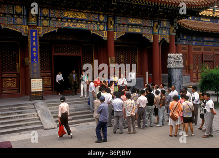 Die chinesischen Leute, Touristen, Reiseführer, Reisegruppe, geführte Tour, Lama Tempel, Yonghegong, Peking, Peking, China, Asien Stockfoto