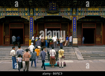 Die chinesischen Leute, Touristen, Reiseführer, Reisegruppe, geführte Tour, Lama Tempel, Yonghegong, Peking, Peking, China, Asien Stockfoto