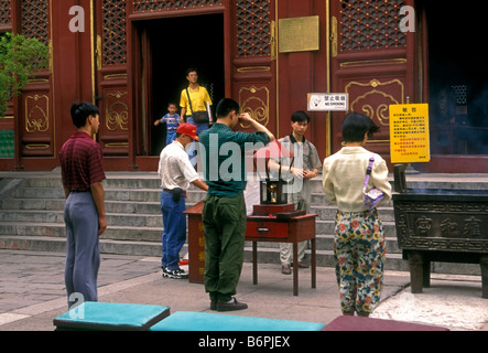 Die chinesischen Leute, Touristen, Reiseführer, Reisegruppe, geführte Tour, Lama Tempel, Yonghegong, Peking, Peking, China, Asien Stockfoto