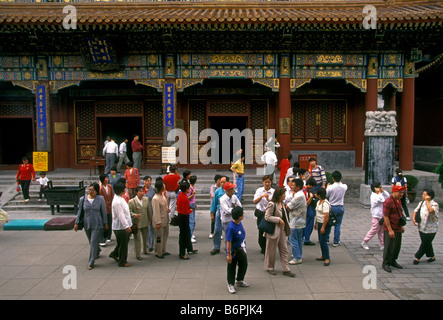 Die chinesischen Leute, Touristen, Reiseführer, Reisegruppe, geführte Tour, Lama Tempel, Yonghegong, Peking, Peking, China, Asien Stockfoto