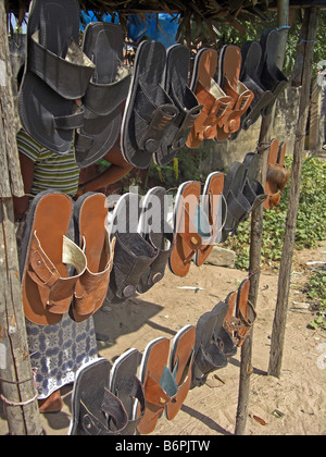 Schuhe zum Verkauf an von einem Schuh-Hersteller-Hersteller in Gambia Westafrika Stockfoto