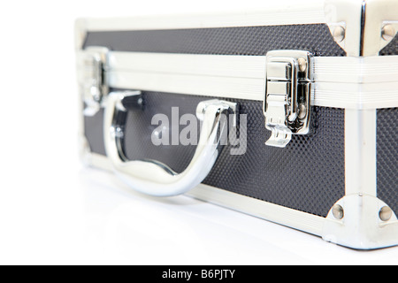 Closeup schwarz Aluminium Aktenkoffer isoliert auf weißem Hintergrund Stockfoto