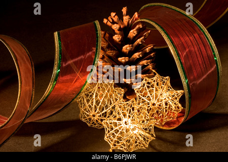 Weihnachtskugeln und Band Stockfoto