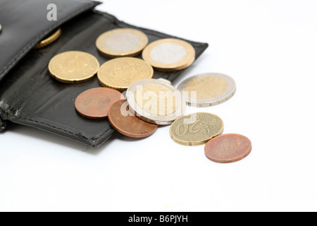 Detail der Euro-Münzen aus schwarzem Leder Brieftasche isoliert Stockfoto