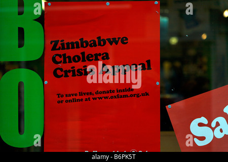 Simbabwe Cholera Krise Appell Plakat im Schaufenster Oxfam Ipswich Suffolk England 27 12 2008 Stockfoto