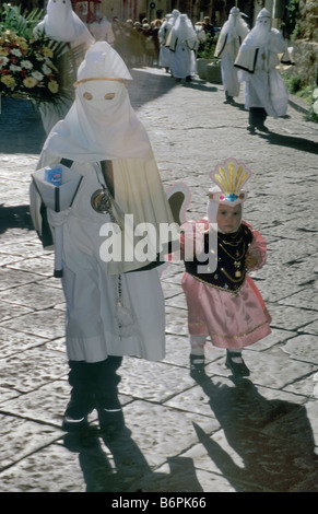 Kleines Kind verkleidet als Engel und Büßer an Settimana Santa Osterwoche Prozession am Palmsonntag in Enna-Sizilien-Italien Stockfoto