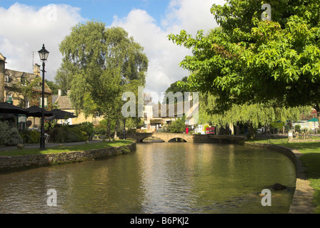 Der River Windrush fließt durch den malerischen Cotswold Dorf von Bourton-on-the-Water, Gloucestershire. Stockfoto