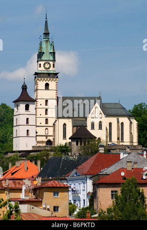 Ansicht von Kremnica - Slowakei - Zentral-Europa. Die gotische St. Catherine Kirche, Schloss und Teil der Stadt. Stockfoto