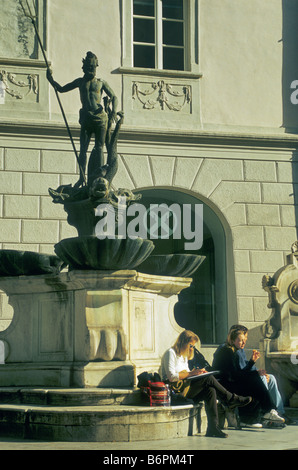 Brunnen von Nettuno am Piazza del Erbe Obstplatz in Bozen Bozen Südtirol Südtirol Italien Stockfoto