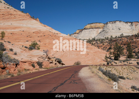 Leere Autobahn 9 im Zion National Park während der Nebensaison Stockfoto