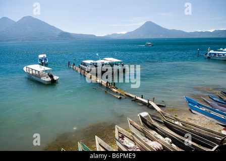 Lago de Atitlan, gesehen aus Santa Catarina Palopo, Guatemala. Volcan Atitlan - Toliman und -San Pedro auf Hintergrund. Stockfoto