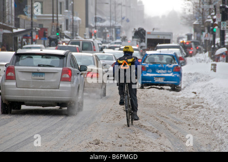 Courrier auf einem Fahrrad in der Innenstadt von Montreal Kanada Stockfoto