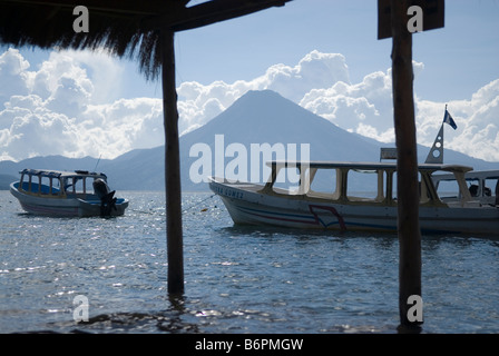 Lago de Atitlan, gesehen aus Santa Catarina Palopo, Guatemala. Volcan San Pedro auf Hintergrund. Stockfoto