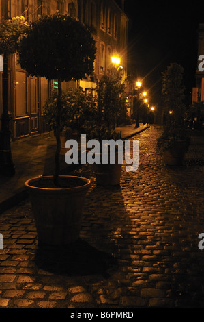 Frankreich-Boulogne alten Stadt Straße mit Kopfsteinpflaster in der Nacht Stockfoto