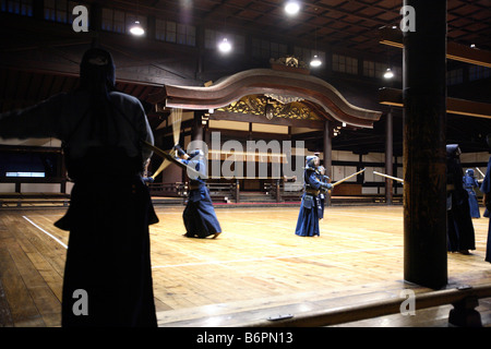 Kendo-Praxis am Budokuden Martial Arts Center Kyoto Japan Stockfoto