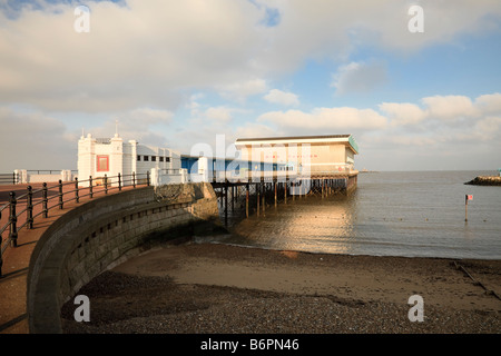 Die Sporthalle am starten von Herne Bay Pier der alten Pier Head zu sehen in der Ferne Stockfoto