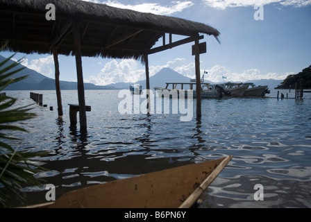 Lago de Atitlan, gesehen aus Santa Catarina Palopo, Guatemala. Volcan San Pedro auf Hintergrund. Stockfoto