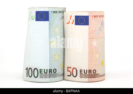 Closeup gerollt Banknoten fünfzig und hundert isoliert auf weiss Stockfoto
