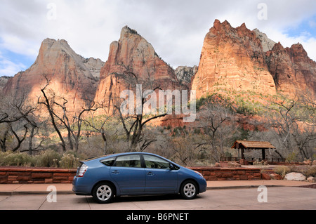 Blaue Toyota Prius geparkt wie das Morgenlicht leuchtet die Patriarchen-Bildung im Spätherbst im Zion Nationalpark, Utah Stockfoto