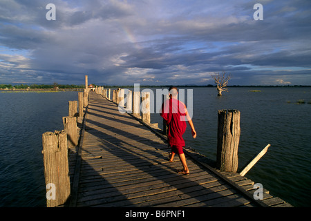 Myanmar (Birma), Amarapura, buddhistischer Mönch, der die U Bein Brücke überquert Stockfoto