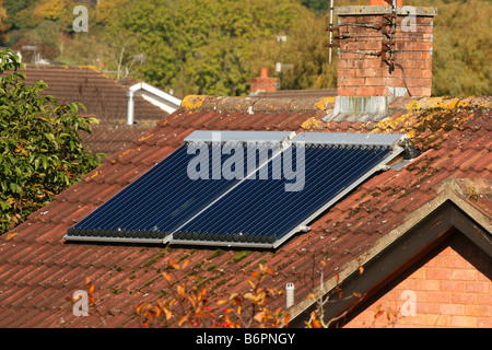 Solaranlage auf einem Dach im Herbst Stockfoto