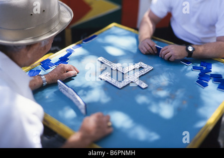 Lateinische Männer spielen Domino Domino Park, Little Havana, Miami, Florida, USA Stockfoto