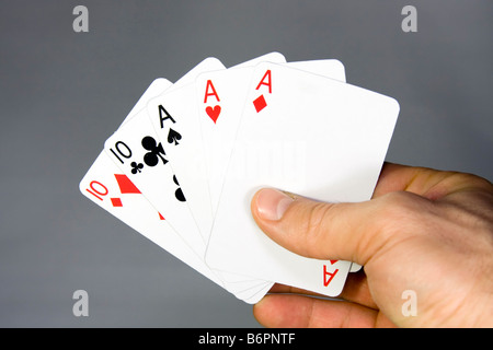 Hand mit Pokerkarten. Volles Haus. Stockfoto