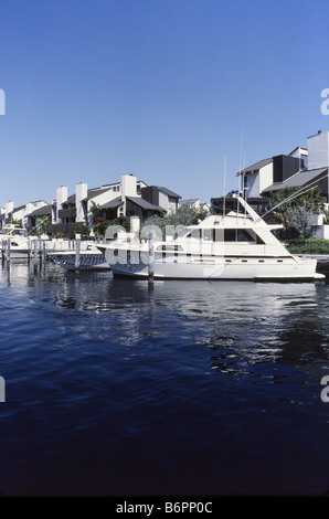 Pier 66 Marina Ft Lauderdale Florida, Blick von Sportbooten und Eigentumswohnungen. Stockfoto