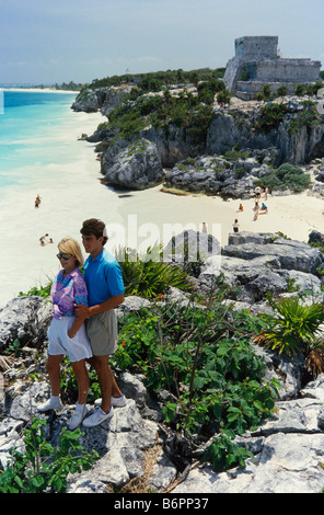 Paar auf Unterkunftstyp in Mexiko, Maya Ruinen Tulum, umarmt vom Rand des Ozeans Stockfoto