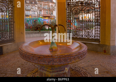 Kochbrunnen Brunnen - ein natürliches warmes Mineral spring im Zentrum von Wiesbaden City, Deutschland Stockfoto
