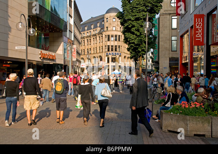 Kölner Einkaufsstraße in der Innenstadt von Central city Stockfoto