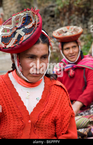 Peruanische Frauen in traditioneller Tracht Hut hoch in den Anden Perus. Stockfoto