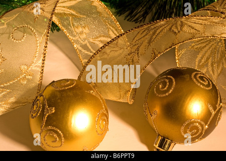 Weihnachtskugeln und abgewickelt Farbband Stockfoto