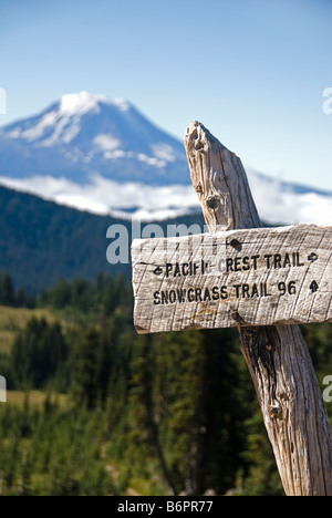 Zeichen für den Pacific Crest Trail mit Mount Adams im Hintergrund Stockfoto