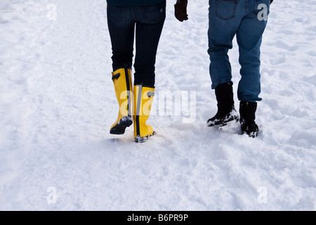 Menschen tragen Stiefel im Schnee bei Kerry Park zu Fuß auf Queen Anne Hill Seattle Washington Stockfoto
