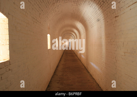 Lange Tunnel Flur durch Fort Barrancas Florida mit Licht strömt durch Fenster Stockfoto