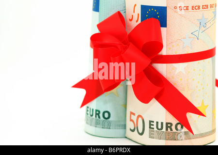 Closeup gerollt Banknoten fünfzig und hundert mit rotem Band Stockfoto