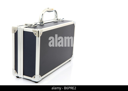 schwarze Aluminium-Aktenkoffer isoliert auf weißem Hintergrund mit Exemplar Stockfoto