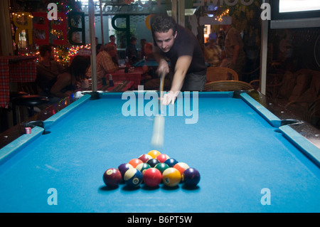 Billard-Spieler konzentriert sich auf seine Aufnahme in eine Pool-Bar in Bangkok Thailand Stockfoto