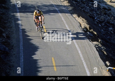 Biker-Rennen seinen Schatten auf Radweg in Anaheim, Kalifornien Stockfoto