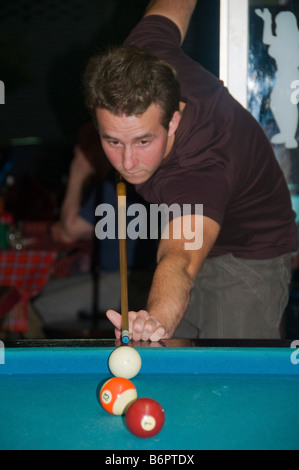 Billard-Spieler konzentriert sich auf seine Aufnahme in eine Pool-Bar in Bangkok Thailand Stockfoto