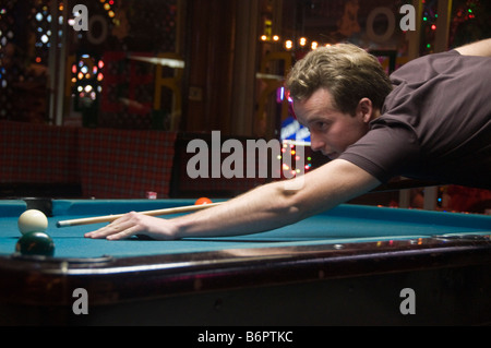 Billard-Spieler konzentriert sich auf seine Aufnahme in eine Pool-Bar in Bangkok Thailand Stockfoto