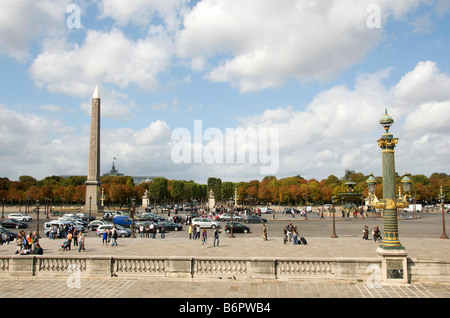 Obelisk von Luxor und Touristen am Place de la Concorde. Paris. Frankreich Stockfoto