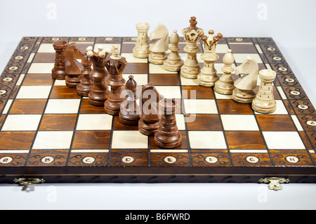 zwei Linien der Schachfiguren auf Schachbrett Stockfoto