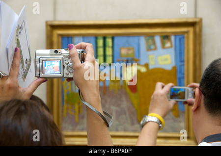 Touristen fotografieren ein Vincent Van Gogh Gemälde im Musée d ' Orsay, Paris Stockfoto