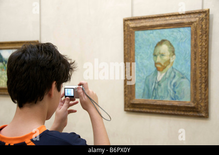 Van Gogh: Touristen fotografieren von Vincent Van Gogh Selbstporträt Malen im Musée d'Orsay, Paris Stockfoto