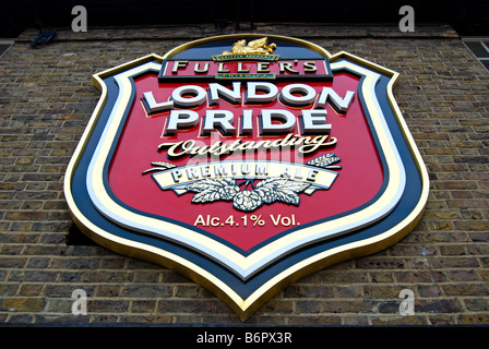 London Pride Logo an der Wand der Fullers Greif Brauerei, Chiswick, West London, england Stockfoto